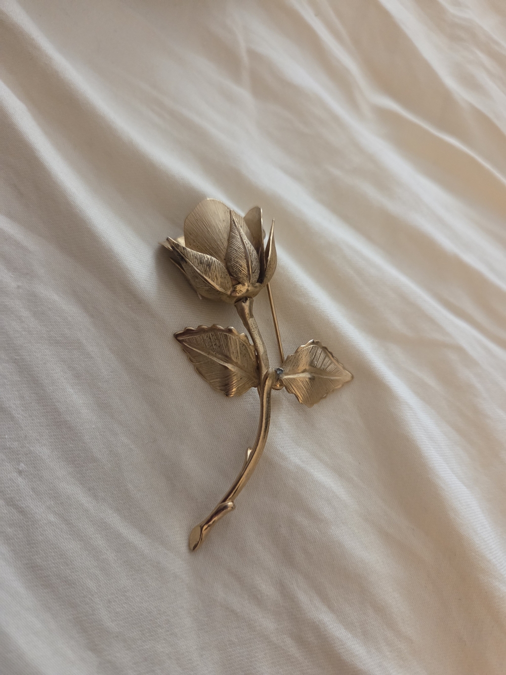 Vintage Gold-Tone Rose Brooch Pin - Elegant Floral Accent